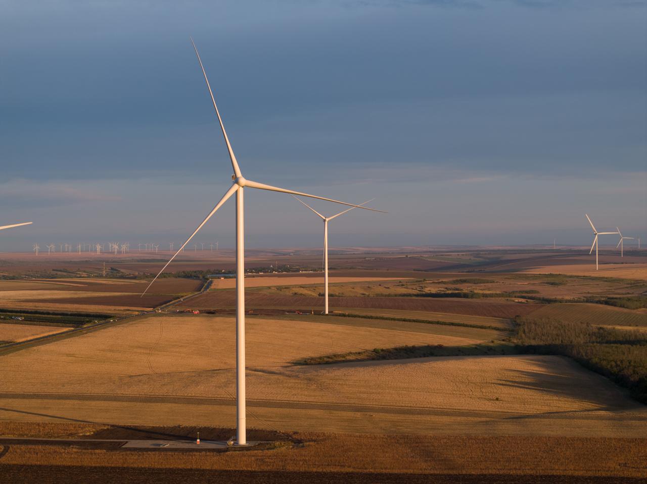 HELLENiQ ENERGY dezvoltă sisteme de stocare a energiei în baterii în România până în 2029