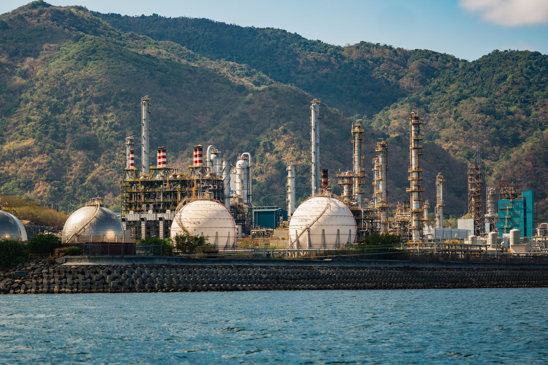 Comisia propune amânarea obligațiilor privind metanul pentru importatorii de energie din UE