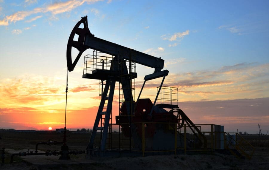 Analiștii avertizează: Prețul petrolului ar putea depăși pragul de 150 de dolari pe baril