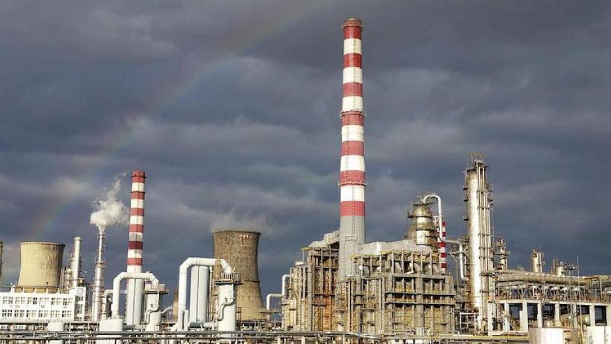 Deficit comercial de 2,52 miliarde euro la produsele petroliere în România în prima parte a anului 2026
