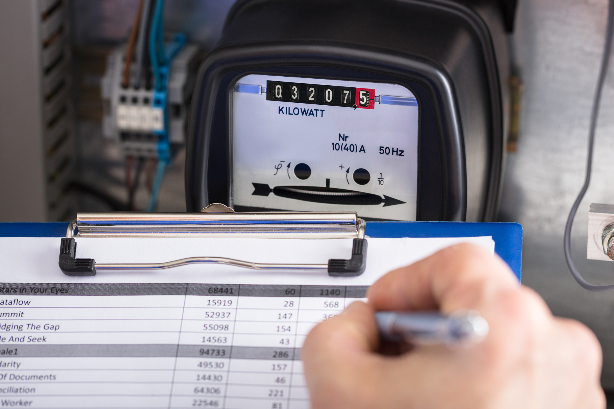 Estimări privind facturile la energie: creșteri de 10% la electricitate și variații la gaze