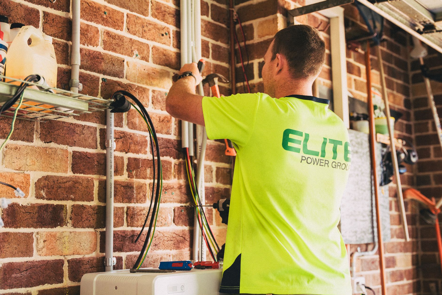 Componentele unui sistem fotovoltaic complet: de la panouri la stocarea energiei în baterii