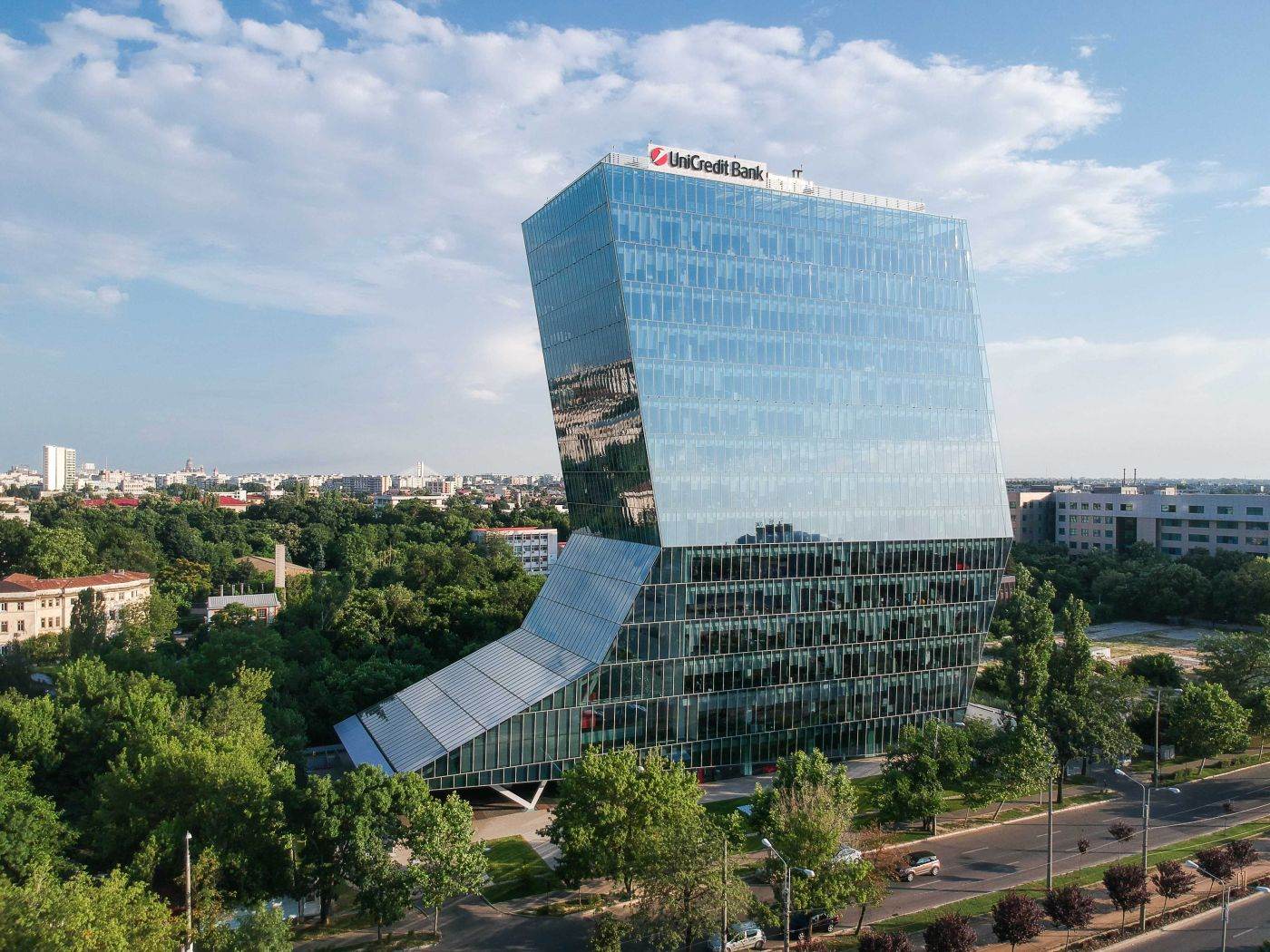 UniCredit Bank finanțează cu 9 milioane de euro o fabrică de componente pentru energie regenerabilă în Petrila