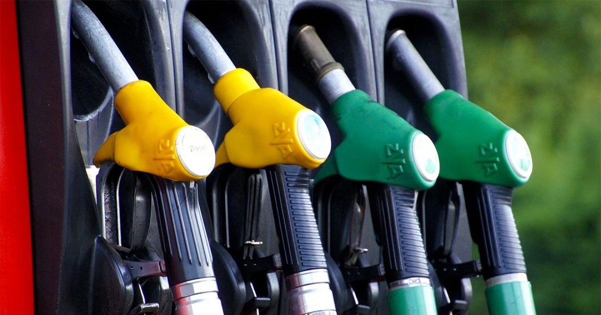 Măsuri pentru limitarea prețurilor la carburanți: Guvernul propune prelungirea regimului de criză