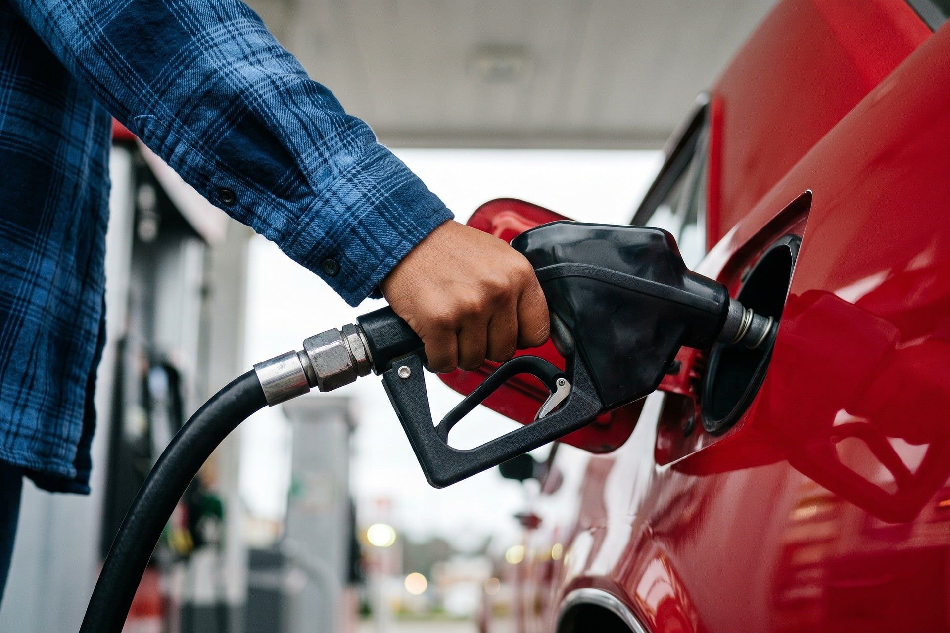 Guvernul propune prelungirea măsurilor de plafonare a prețurilor la carburanți până în 2027