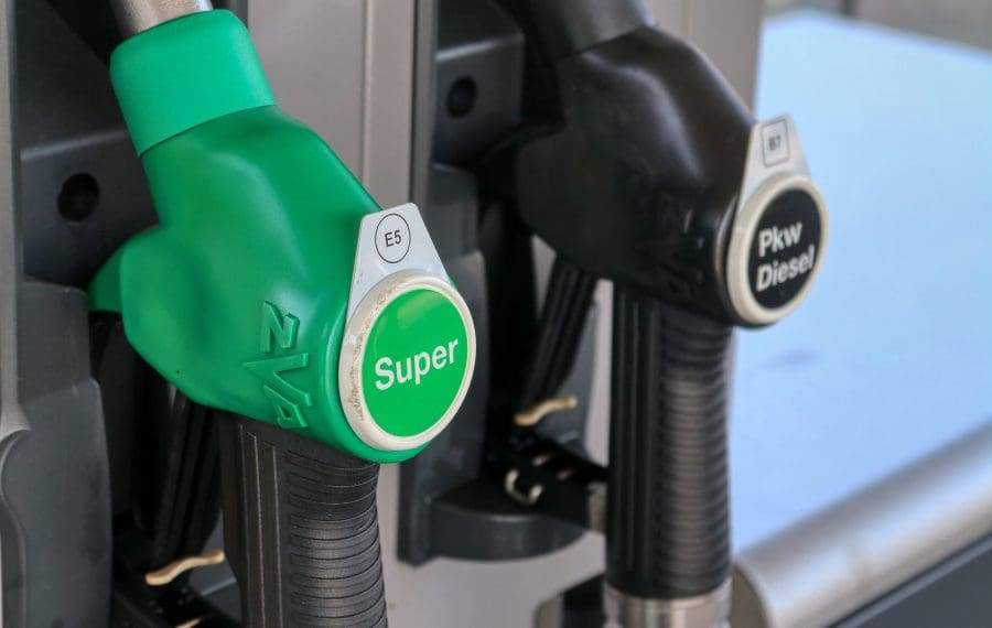 Măsuri de protecție la prețurile carburantelor: Acciza va fi redusă până în ianuarie 2027