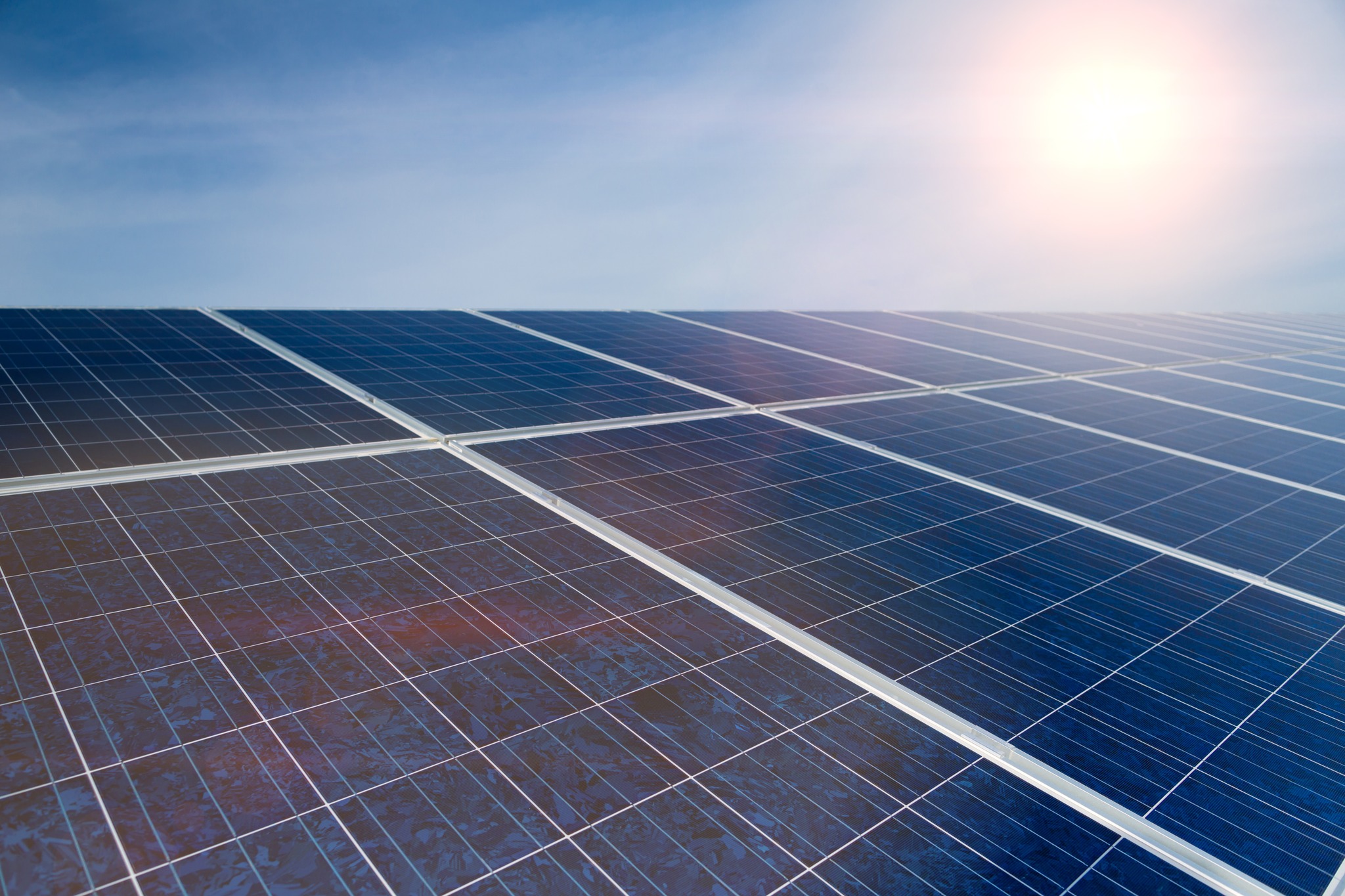Rentabilitatea parcurilor fotovoltaice depinde de stocarea energiei, conform ANRE