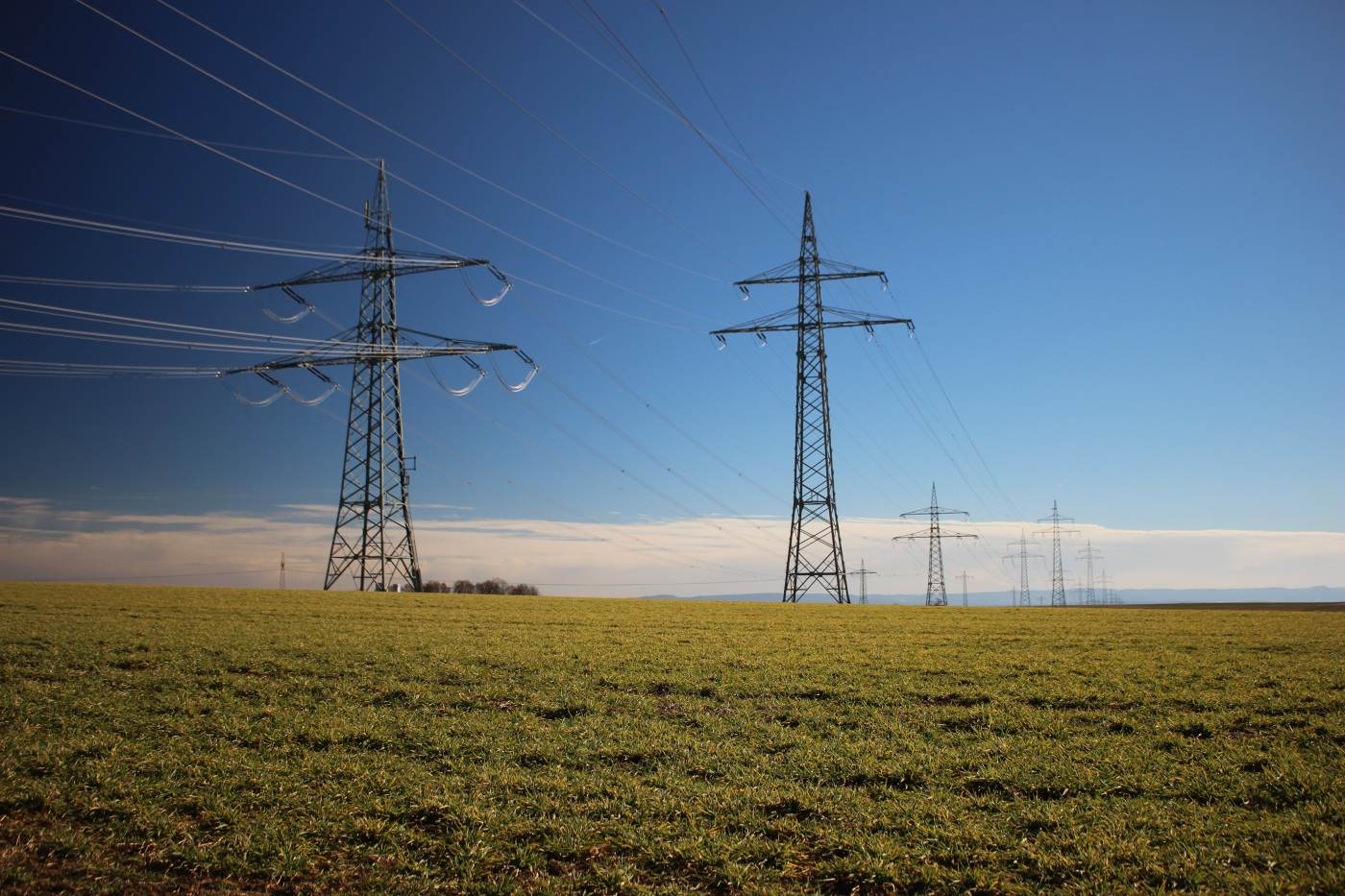 Guvernul prelungește măsurile de siguranță pe piața electrică; Transelectrica poate limita exporturile