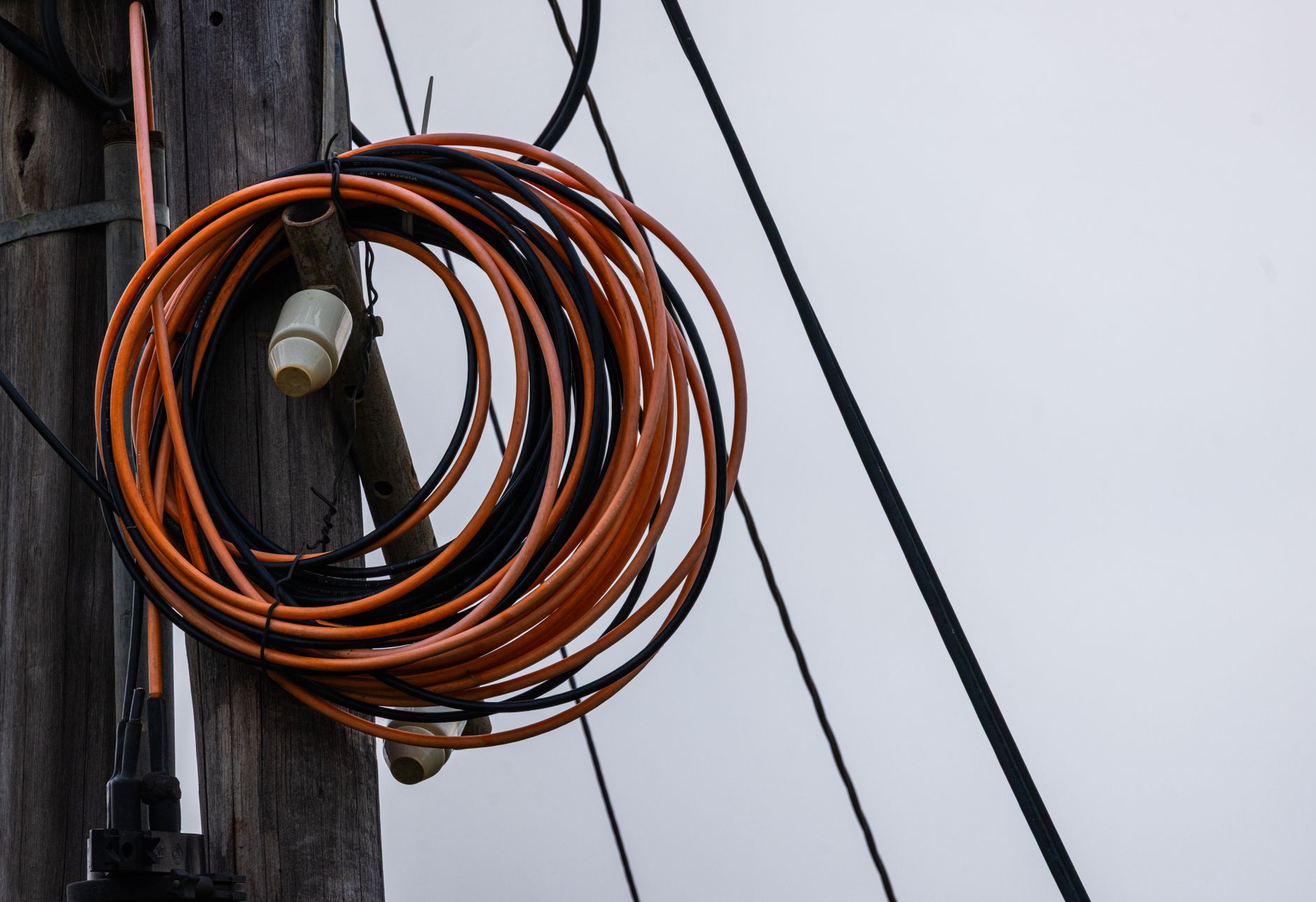 Estimări privind facturile la energie: creșteri de până la 22% la curentul electric