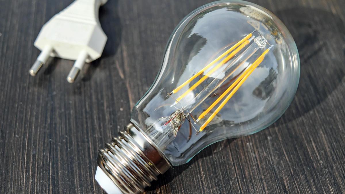 Facturile la curent cresc semnificativ în septembrie 2026. Majorări de până la 30% pentru consumatori