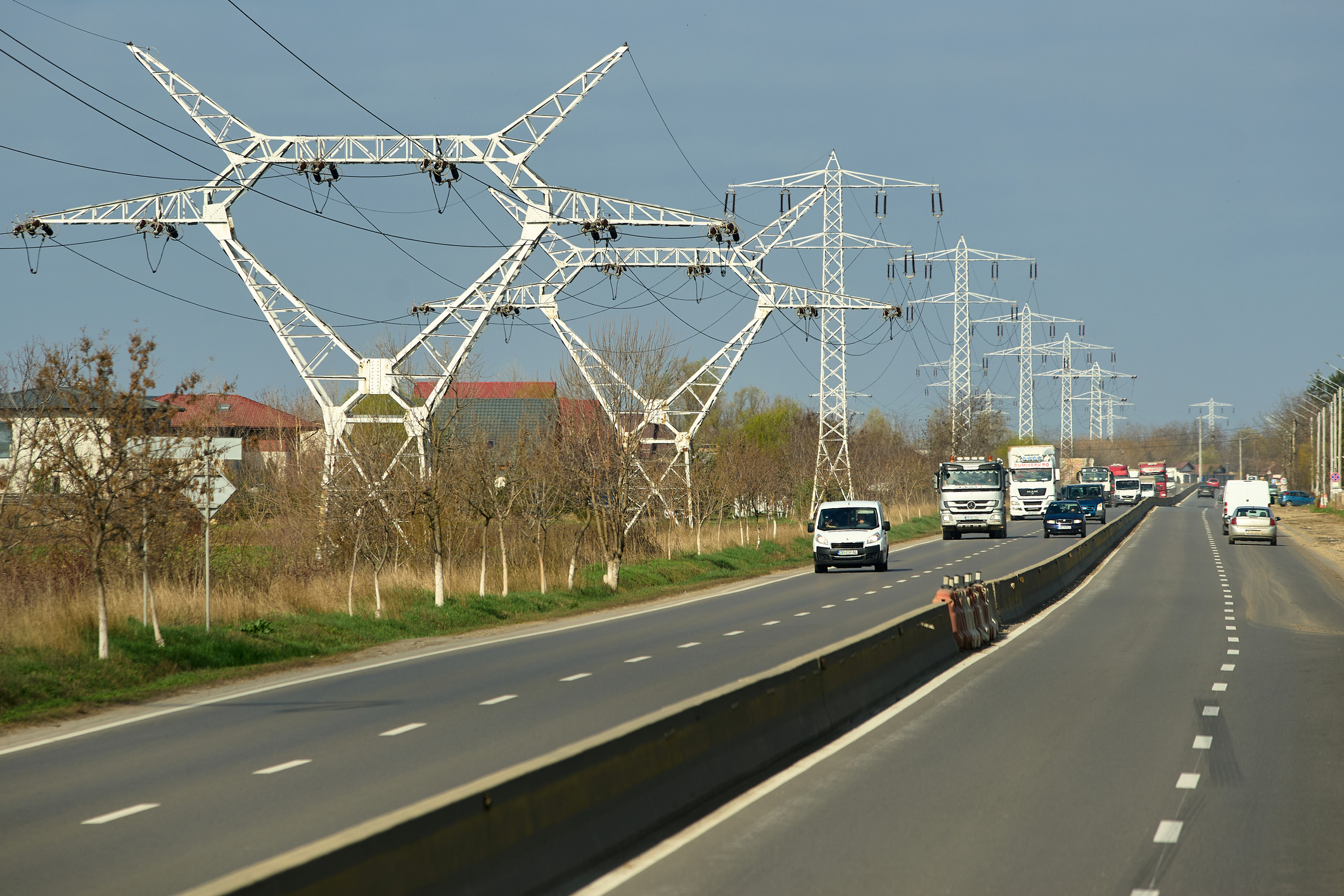 România vinde energie ieftin în Bulgaria și o cumpără scump, acuză un investitor