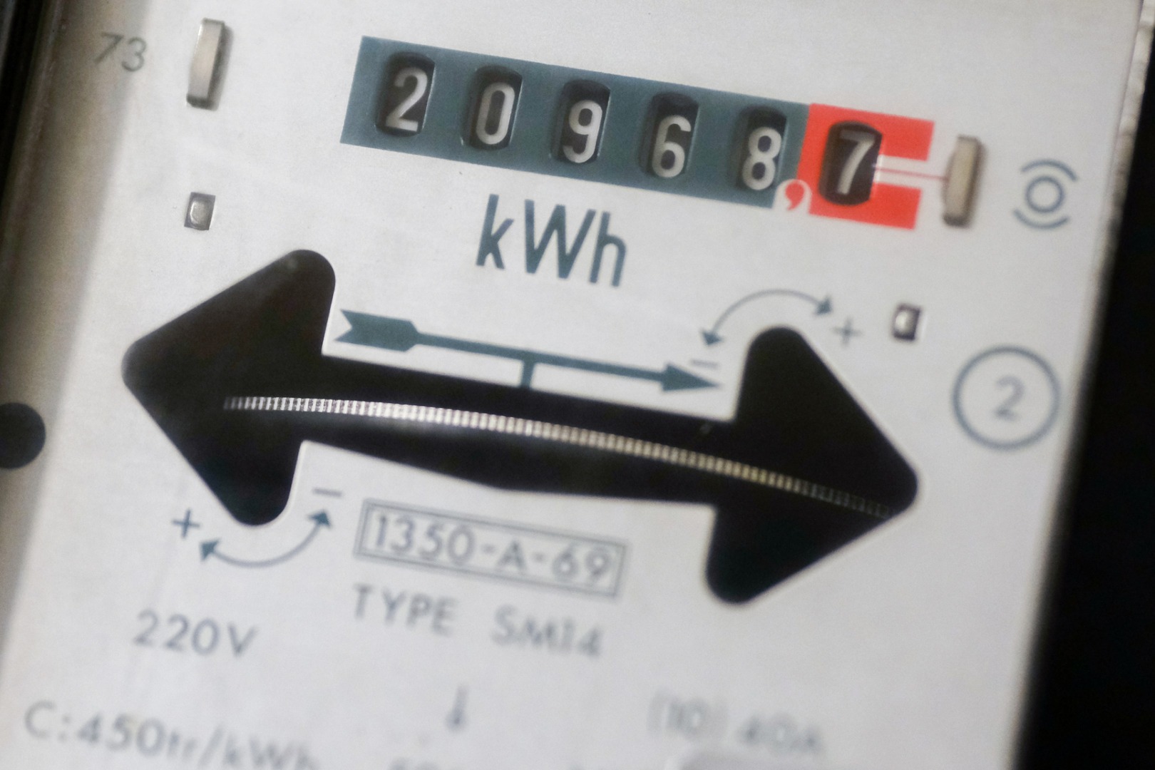 Crește numărul furturilor de energie în zona Delgaz Grid: peste 1.000 de cazuri și prejudii de 14,5 milioane de lei