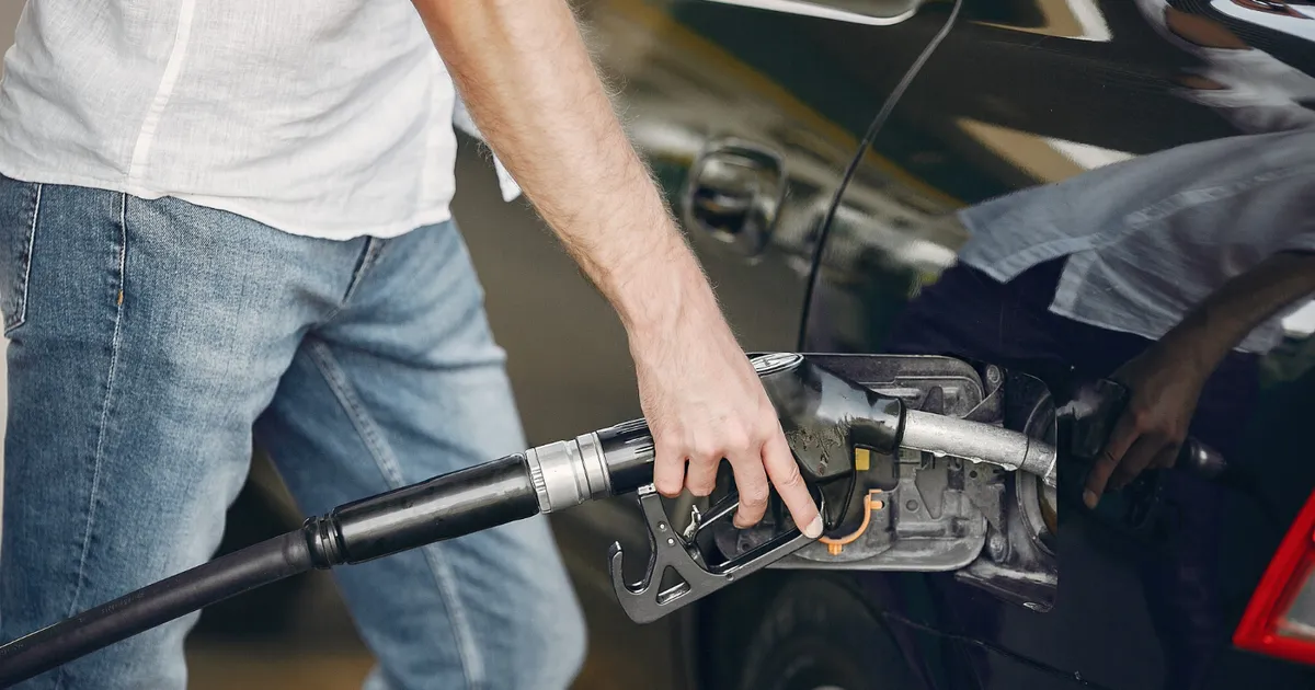 Prețurile la pompă au atins noi recorduri: motorina a depășit 11 lei/litru, iar benzina a trecut de pragul de 10 lei