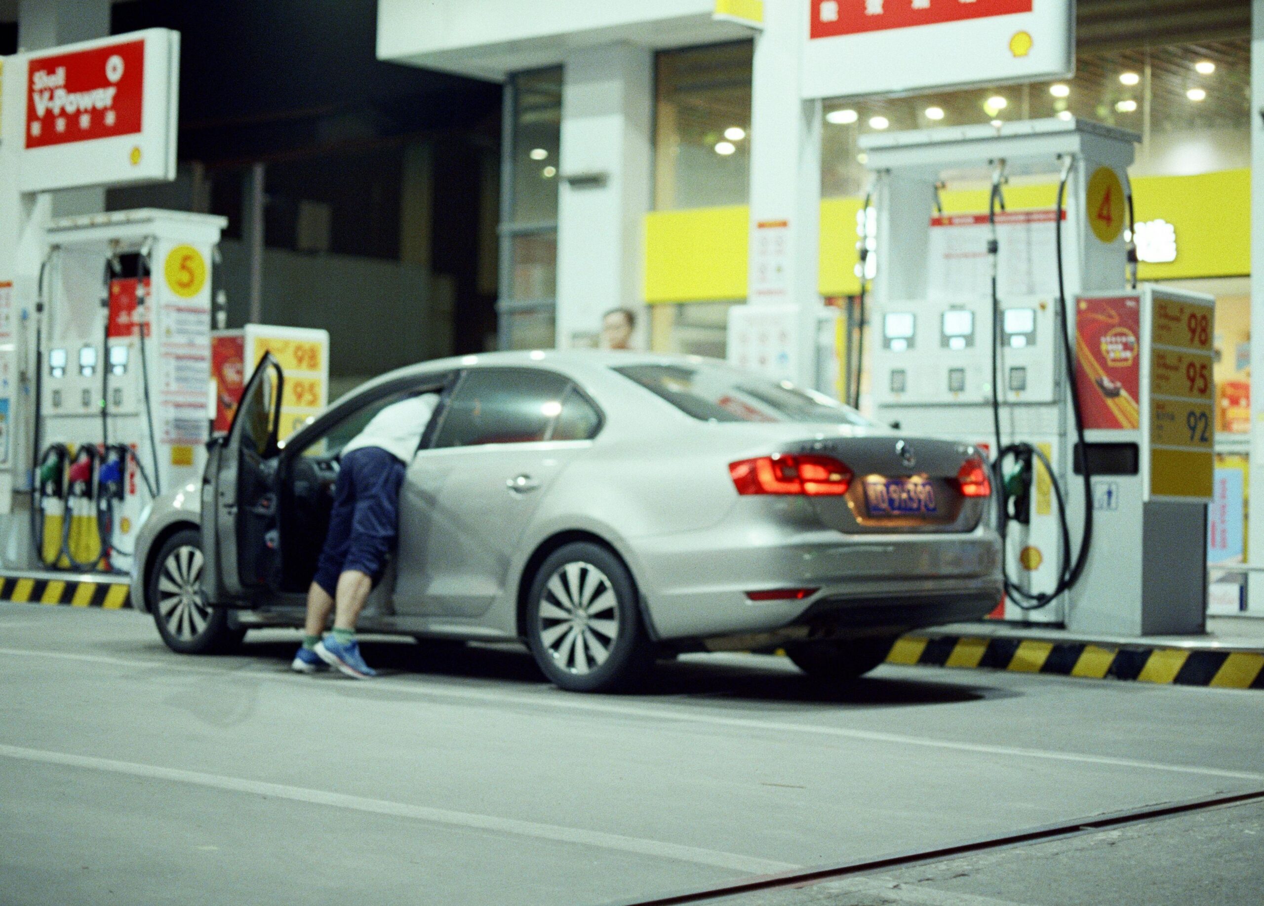 Avertisment privind creșterea prețurilor la carburanți: motorina și benzina ar putea ajunge la niveluri record
