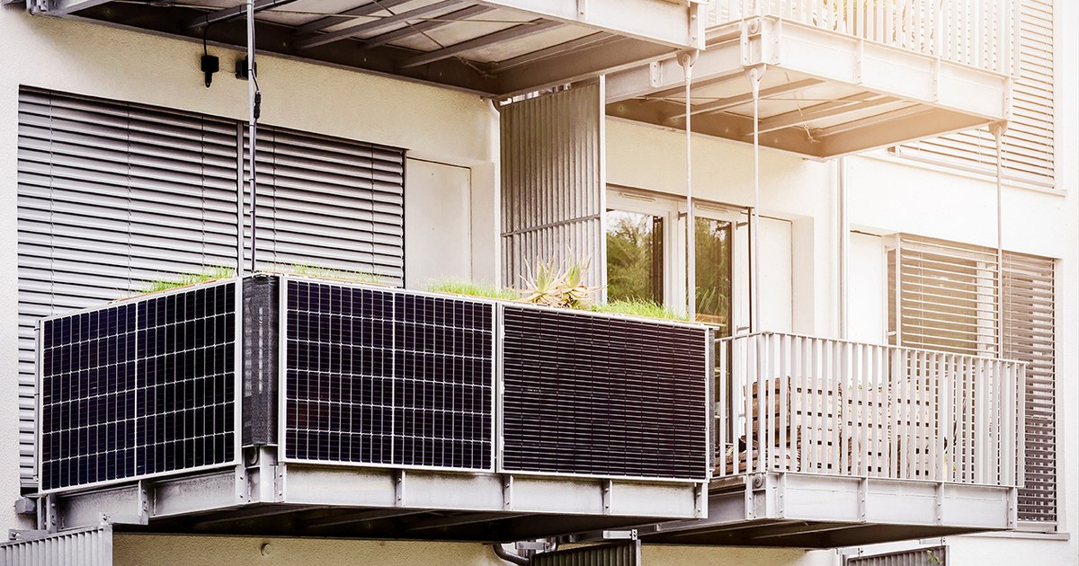 Panouri fotovoltaice pe blocuri și balcoane: provocări tehnice și oportunități pentru prosumatorii urbani