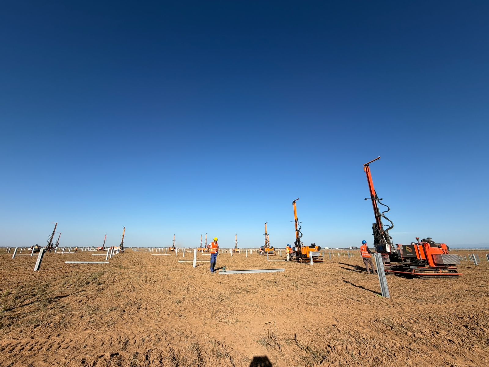 Construcția centralei fotovoltaice Cornățelu de 215 MWp continuă cu instalarea a 340.000 de module