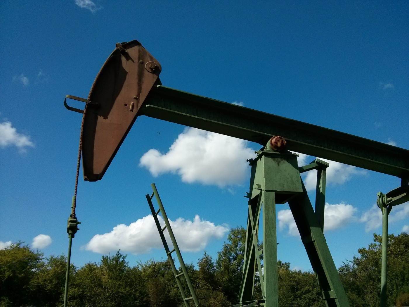 Prețul petrolului a depășit pragul de 100 de dolari pe baril din cauza tensiunilor din Orientul Mijlociu