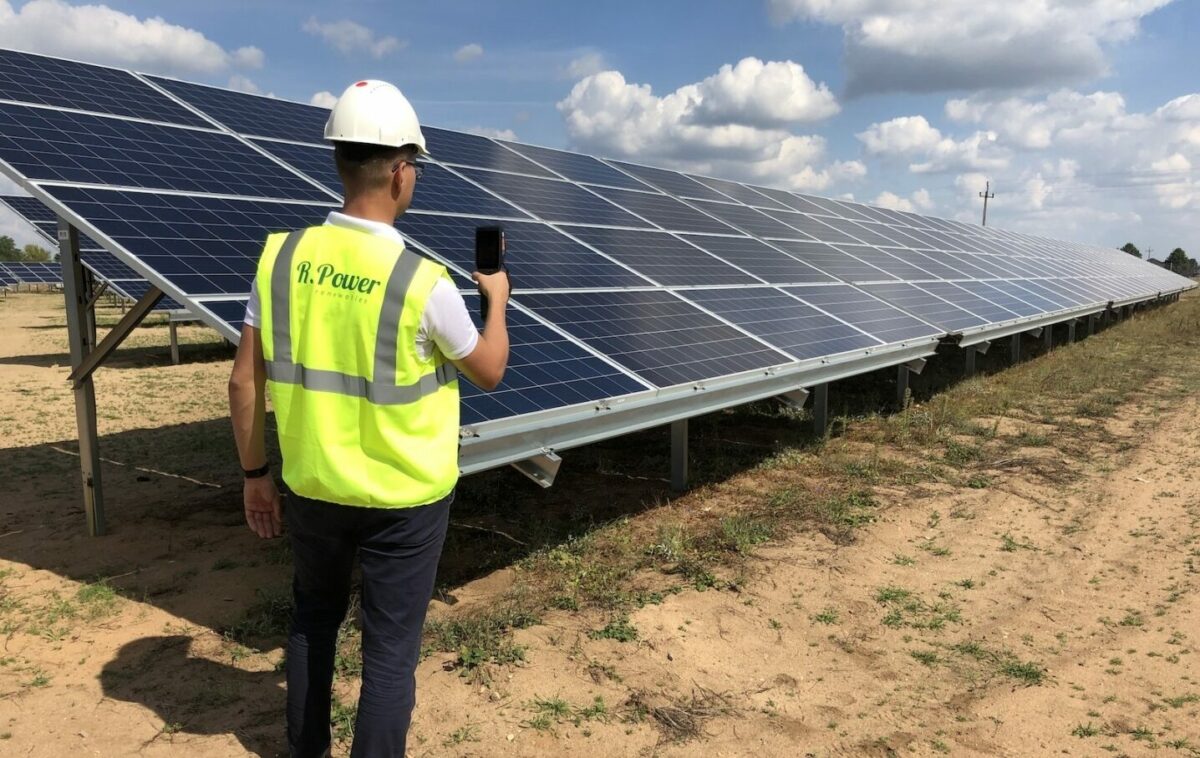 Finanțare de 100 de milioane de euro de la BEI pentru o centrală solară de 1,3 GW în Arad