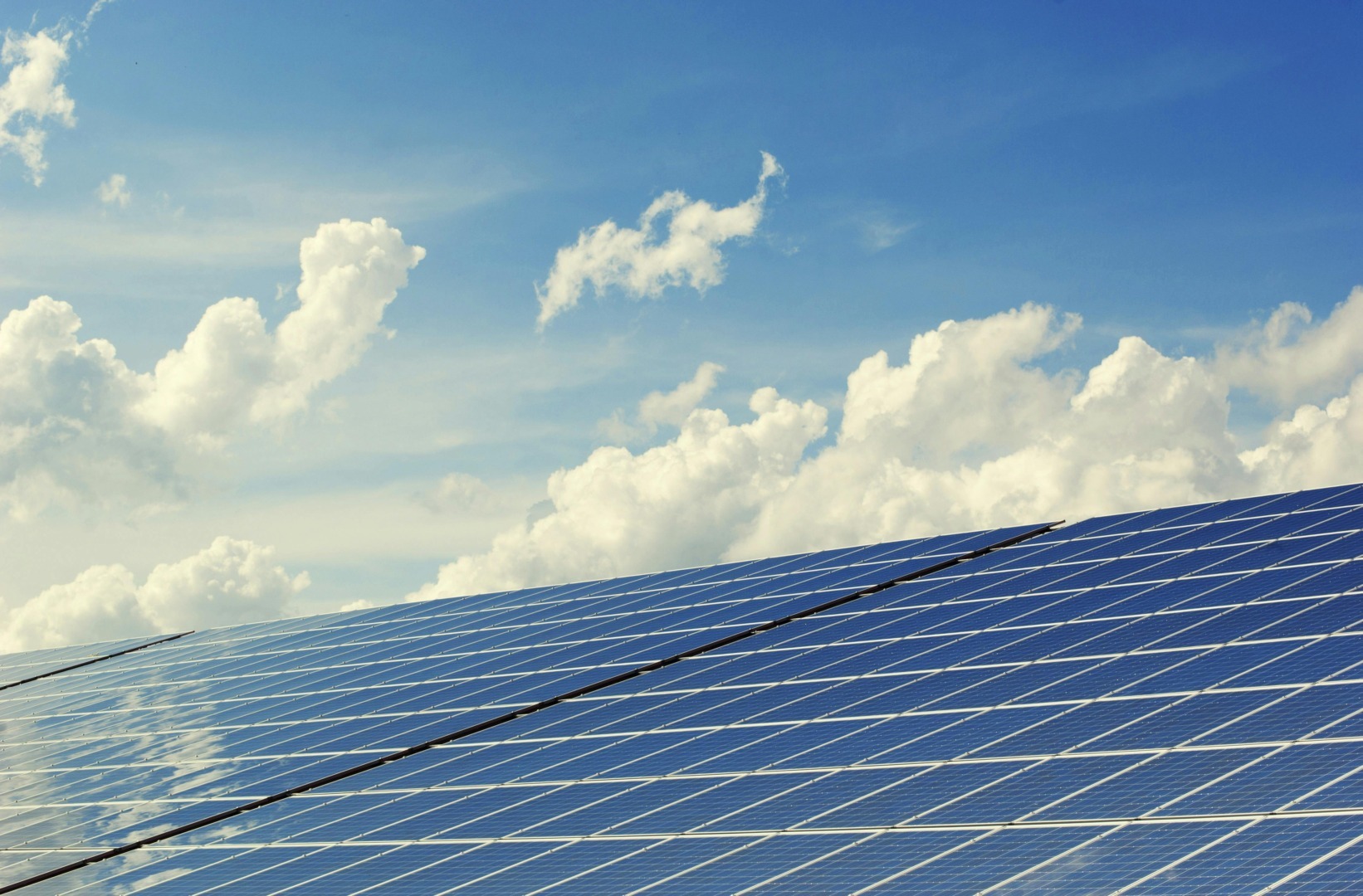 Proiect masiv de energie regenerabilă la Arad: Rezolv Energy investește 728 de milioane de euro într-un parc fotovoltaic