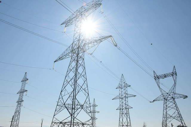 Prețul la energia electrică pentru consumatorii casnici ar putea crește cu 22% în această toamnă