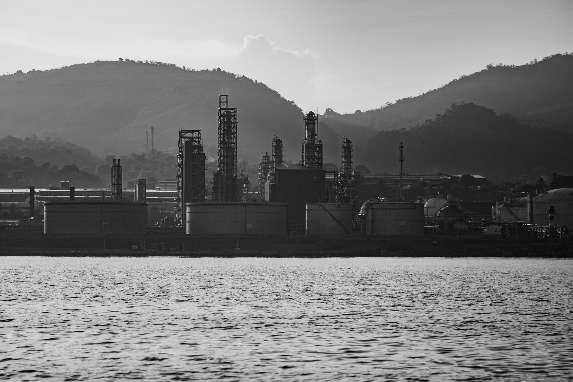 Statele membre AIE pregătesc eliberarea de rezerve strategice de petrol și motorină pentru stabilizarea prețurilor